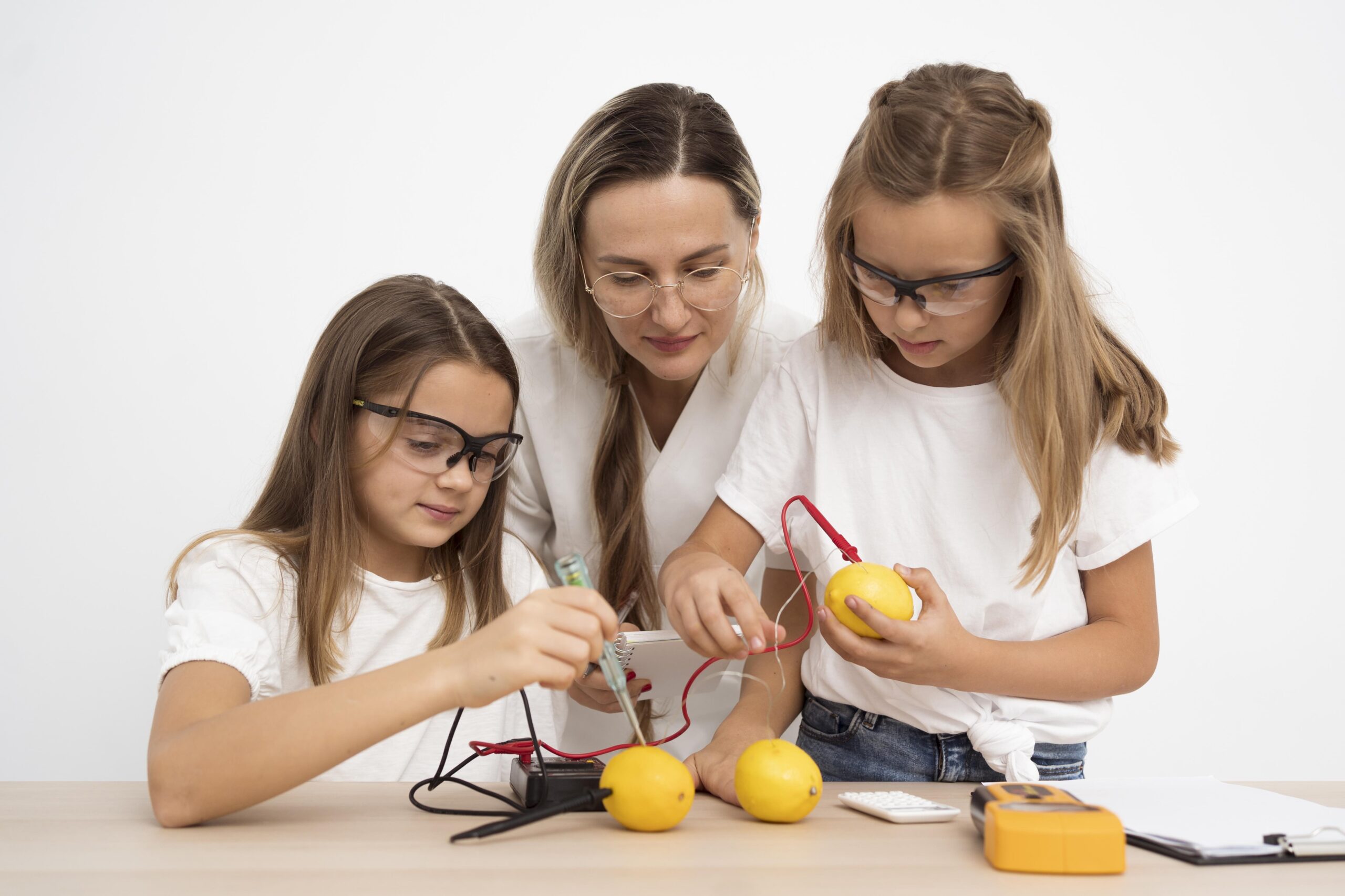 girls-doing-science-experiments-with-female-teacher-lemons